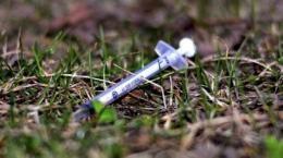 Siringa nel parco dove giocano i bimbi