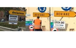 La povera Grignano è diventata "Grign ano", e la foto spopola in rete