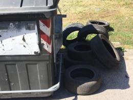 Vecchi copertoni abbandonati in via Benedetto Croce