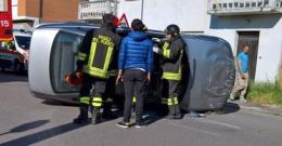 Auto capovolta in Tassina, bloccato il traffico, nessun ferito