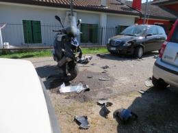 Schianto auto-scooter, 20enne grave