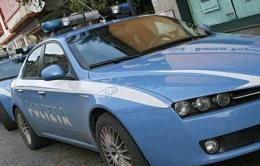Finti operai gli rubano l'anta di una finestra