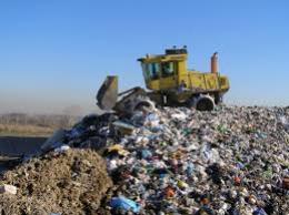 Acqua rossa nello scolo vicino alla discarica, scattano i controlli 