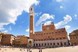 Siena, la piazza a forma di conchiglia che tutto il mondo invidia