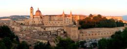 Urbino, la "città a forma di palazzo" culla del grande Raffaello