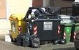 Piazzetta Orfeo come una discarica: degrado e maleducazione in centro