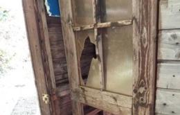Vandali a Crociara: rotta la casetta del presepe