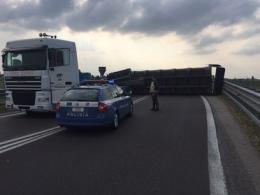 Camion perde il carico, bloccata l'A13