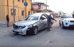 Auto si schianta contro un carro funebre