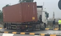 Tir frena, sbanda e si mette di traverso