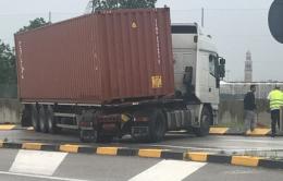 Tir frena di colpo in rotatoria: sbanda ma evita lo schianto
