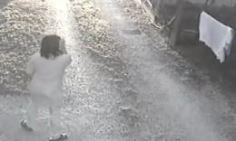Picchia la sorella perché stende male i panni