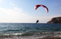 Si schianta con il paramotore: è grave