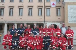 I volontari della Croce rossa marciano per la città