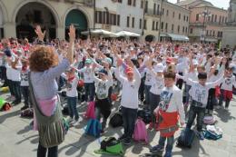 La marcia della pace mano nella mano per le strade della città