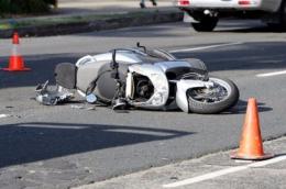 Scontro tra due scooter, conducenti feriti. Uno è in gravi condizioni