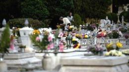 Va in cimitero, le scassinano l'auto