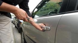 Raffica di furti nelle auto, due arresti