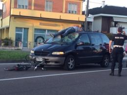 Ciclista tamponato vola sul tetto dell'auto