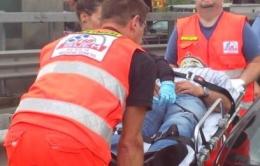Trova il padre coperto di sangue, in condizioni gravissime