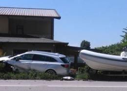 Maxi tamponamento in Romea, auto finisce sull'aiuola del ristorante
