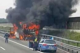 Prende fuoco l'autobus con i bimbi in gita 
