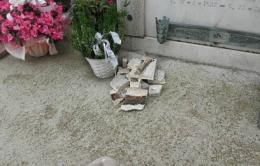 Crolla il cornicione del cimitero