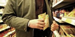 Ruba la maglietta al supermercato, denunciato