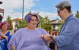 La Foxy Ladies dice "sì" alla sua compagna: è festa per Sara e Maura