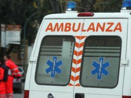 La moto vola fuoristrada, salve le due persone in sella