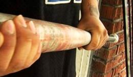 Bambino massacrato con la mazza da baseball, per 40 euro