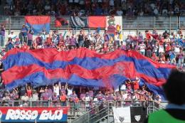 Un maxi schermo per la finale. Il commissario ci prova