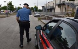 Il furgone dei predoni saccheggia il paese