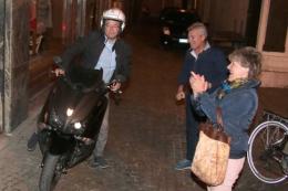 Bobo si schianta con lo scooter, botta al ginocchio e gita rimandata