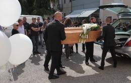 Una folla immensa per l'ultimo saluto a Stefano