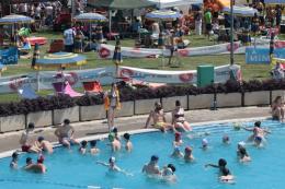 Temperatura sopra i 30 gradi: assalto alla piscina 