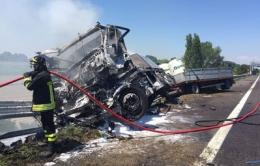 Camion a fuoco, autista muore carbonizzato. Traffico in tilt in A13
