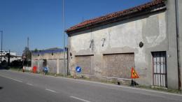 Esce di strada e sfonda una casa: "Poteva crollargli addosso"