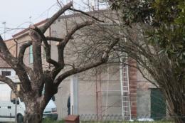 Cadde dal tetto e morì, nei guai i proprietari