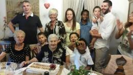 Quattro generazioni di nipoti in festa per nonna Maria