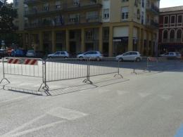 Le transenne dimenticate... in mezzo alla strada