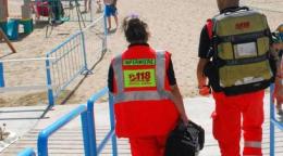 Si accascia in spiaggia e la salma resta fuori dalla cella frigorifera