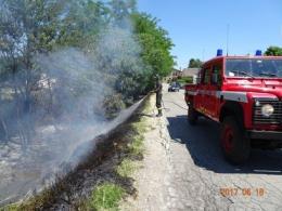 Il fuoco all'erba di casa gli scappa di mano