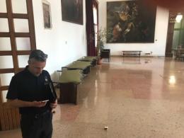 Chiede udienza al sindaco, si vendica spargendo cibo a Palazzo Nodari
