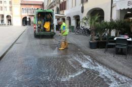 Chili e chili di olio sulla piazza, cadute e infortuni a raffica