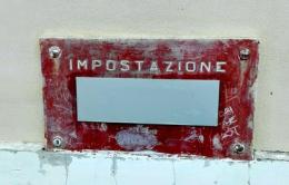 Cassetta postale “cucita” basta servizio al centro civico  