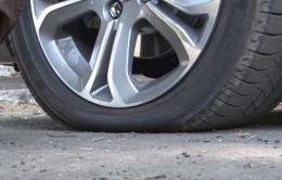 Sfoga la rabbia contro le auto