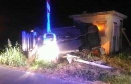 Schianto al passaggio a livello: sono salvi per miracolo