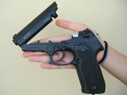 Minaccia di morte il creditore con la pistola (ad aria compressa)