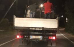 Che ci fanno quei due sul cassone del camion del comune?